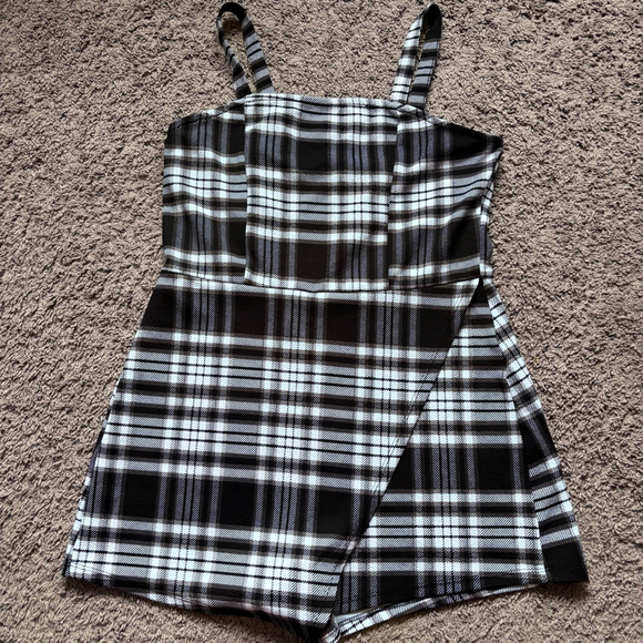 Almost famous Pants - ⭐️⭐️⭐️Almost famous plaid skort Romper size Large